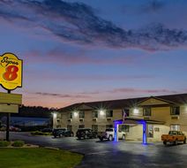 Super 8 Decorah Exterior