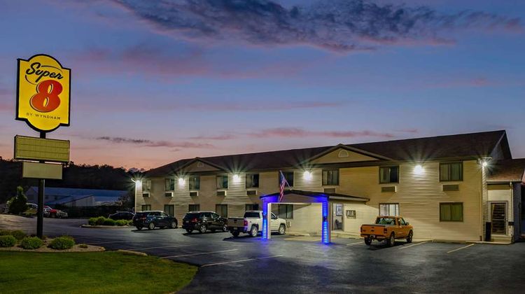 Super 8 Decorah Exterior