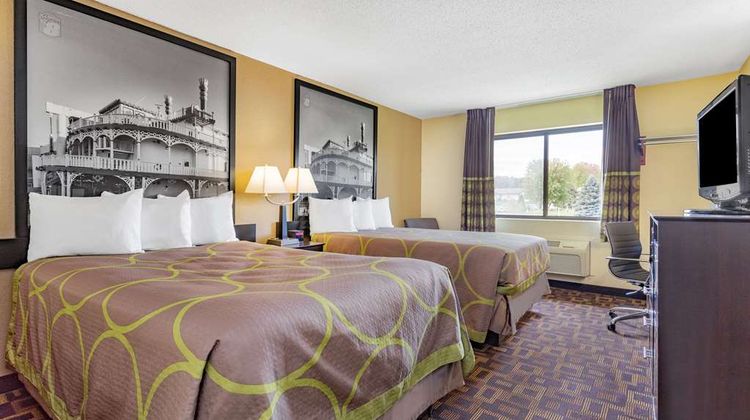 Super 8 Decorah Room