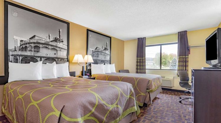 Super 8 Decorah Room