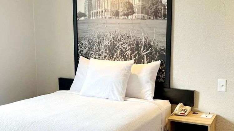 Super 8 Cedar Rapids East Room
