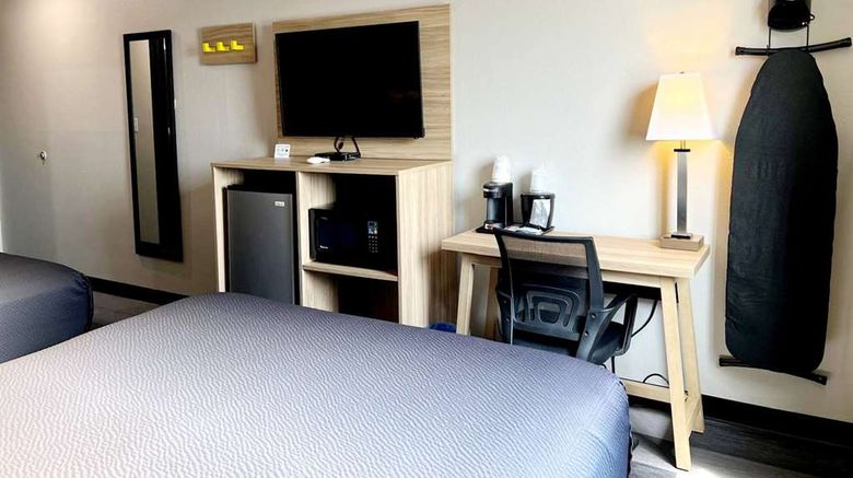 <b>Super 8 Cedar Rapids East Room</b>. Images powered by <a href="https://iceportal.shijigroup.com/" title="IcePortal" target="_blank">IcePortal</a>.