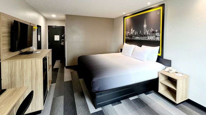 <b>Super 8 Cedar Rapids East Room</b>. Images powered by <a href="https://iceportal.shijigroup.com/" title="IcePortal" target="_blank">IcePortal</a>.