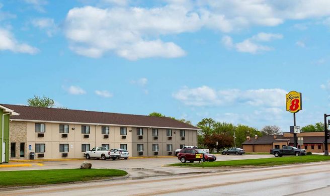 Super 8 Storm Lake Exterior