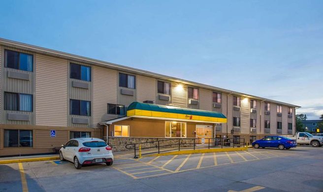 Super 8 Iowa City/Coralville Exterior