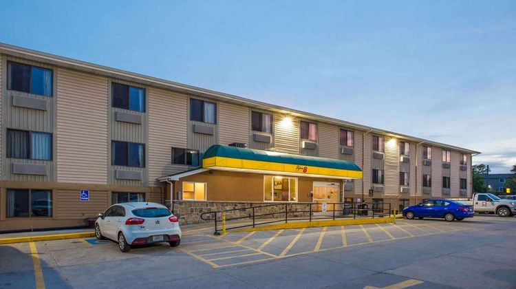 Super 8 Iowa City/Coralville Exterior