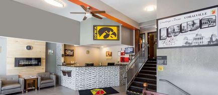 Super 8 Iowa City/Coralville Lobby