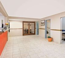 Super 8 Iowa Falls Lobby