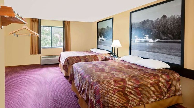 Super 8 Iowa Falls Suite