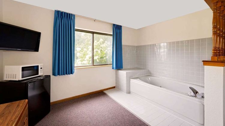 Super 8 Centerville Room