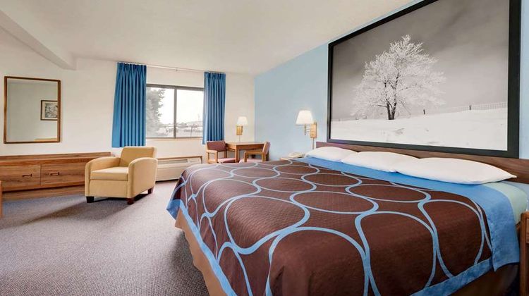 Super 8 Centerville Suite