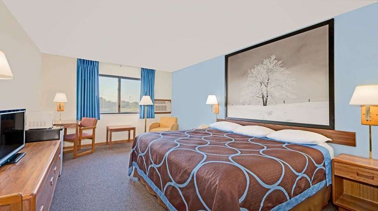 Super 8 Centerville Room
