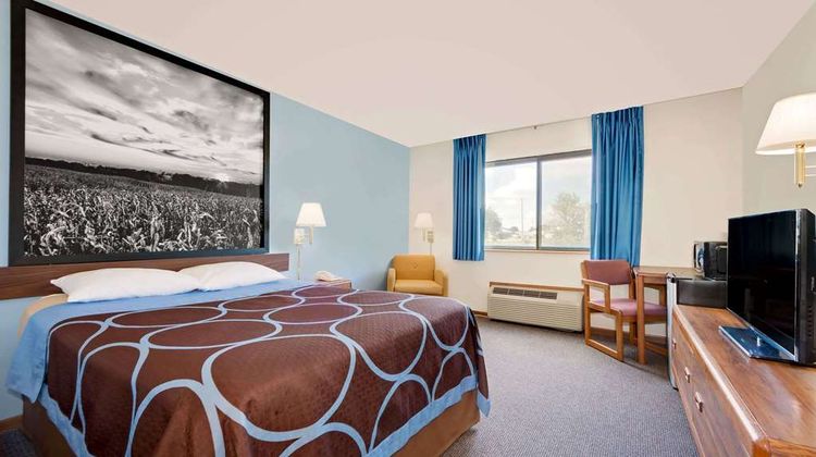 Super 8 Centerville Room