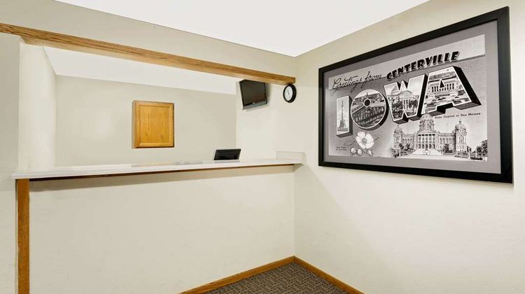 Super 8 Centerville Lobby