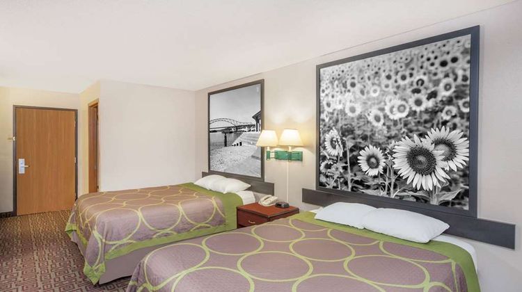 Super 8 Muscatine Room