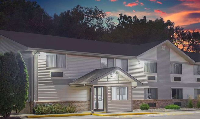 Super 8 Independence Exterior