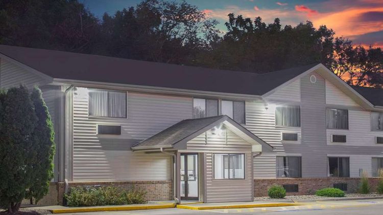 Super 8 Independence Exterior