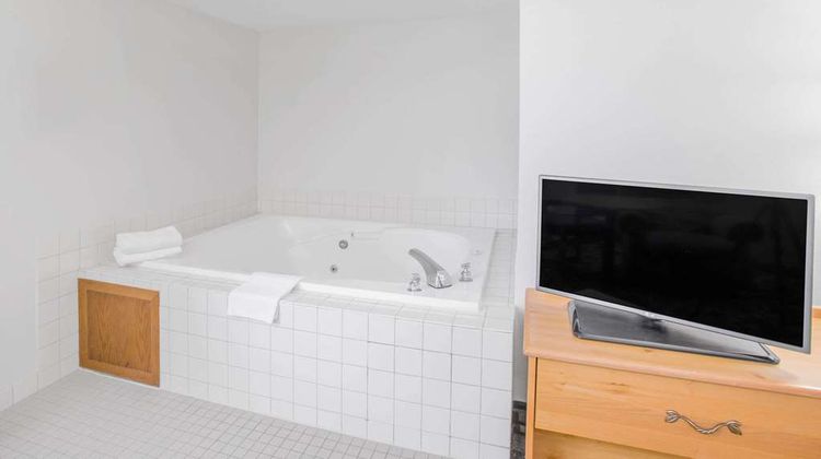 Super 8 Independence Suite