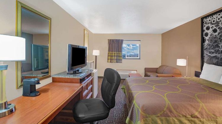 Super 8 Fort Madison Room