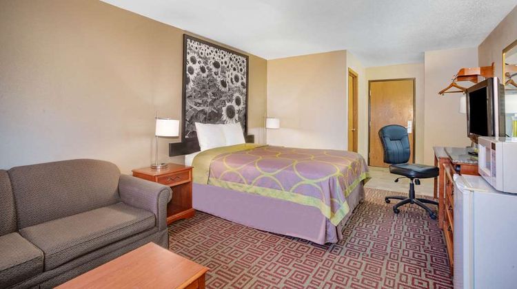 Super 8 Fort Madison Room