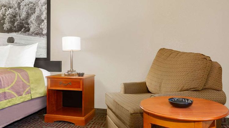 Super 8 Fort Madison Room