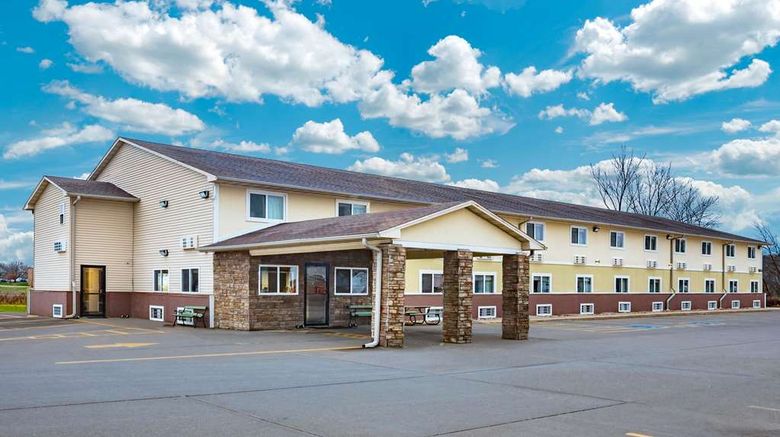 <b>Super 8 Fort Madison Exterior</b>. Images powered by <a href="https://iceportal.shijigroup.com/" title="IcePortal" target="_blank">IcePortal</a>.