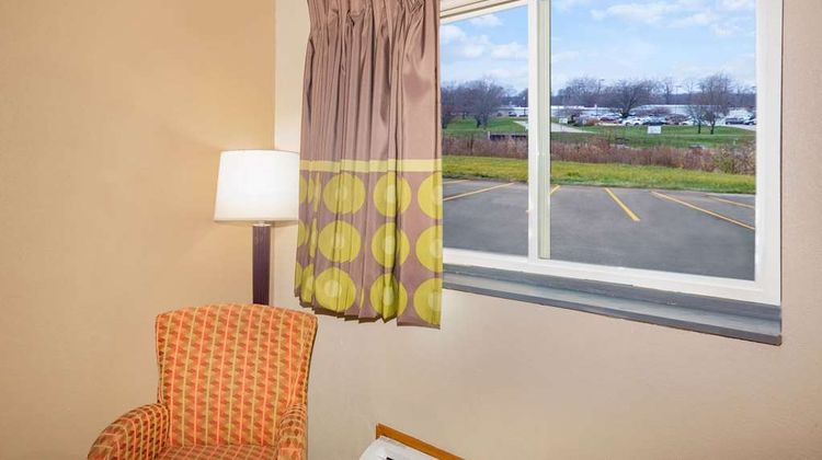 Super 8 Fort Madison Room