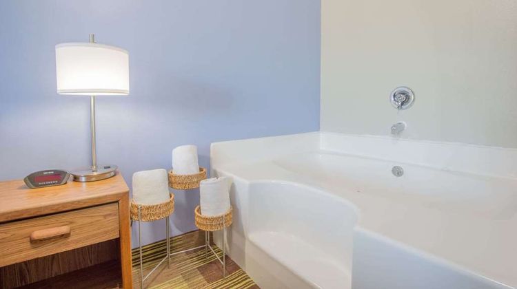 Super 8 Toledo Room