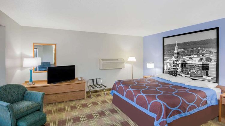 Super 8 Toledo Room