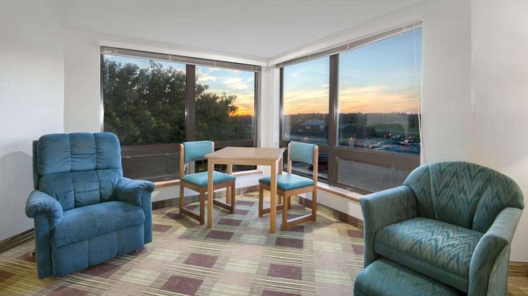 Super 8 Toledo Room