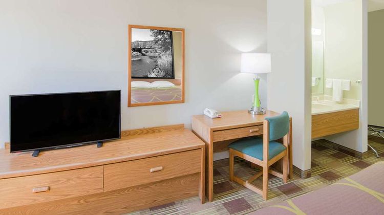 Super 8 Toledo Room