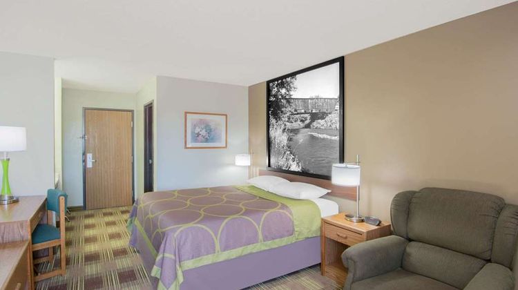 Super 8 Toledo Room