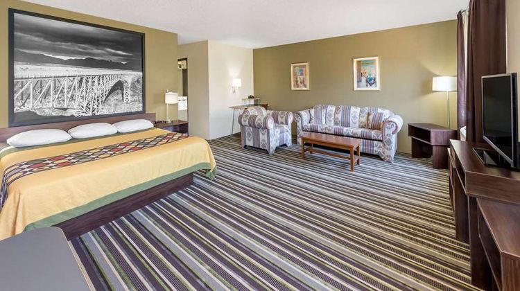 Super 8 Roswell Suite