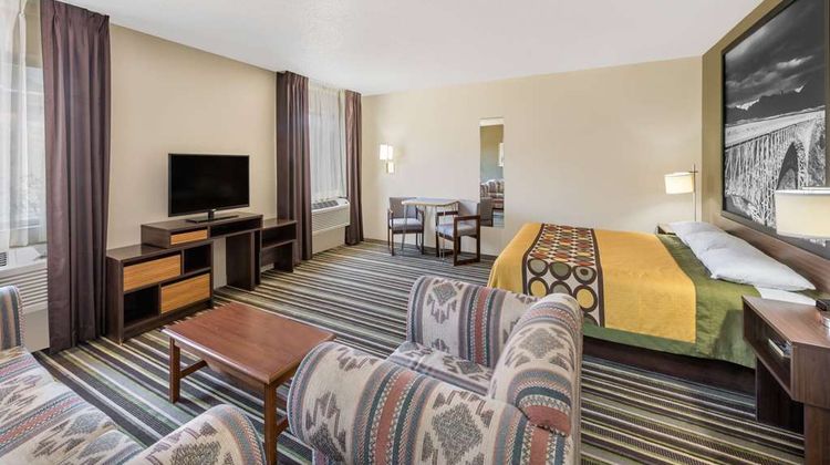 Super 8 Roswell Suite
