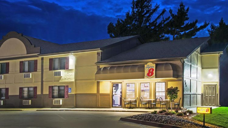 Super 8 Pella Exterior