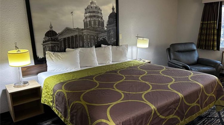Super 8 Pella Room