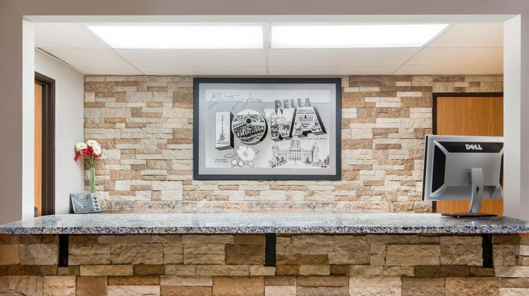 Super 8 Pella Lobby