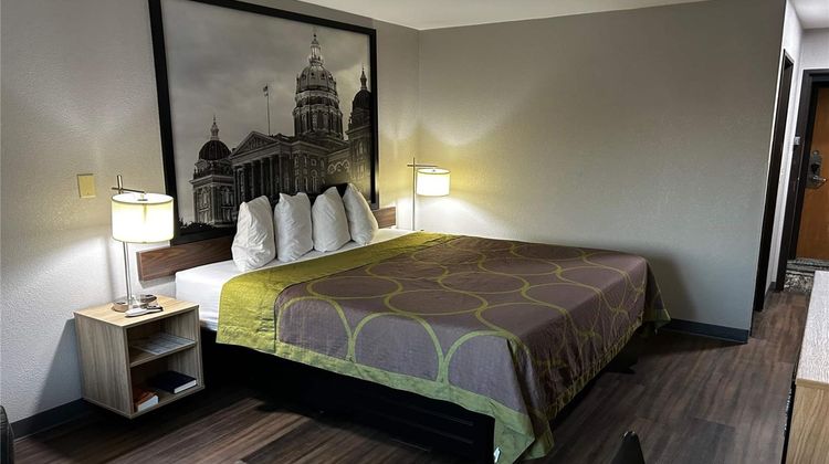 Super 8 Pella Room