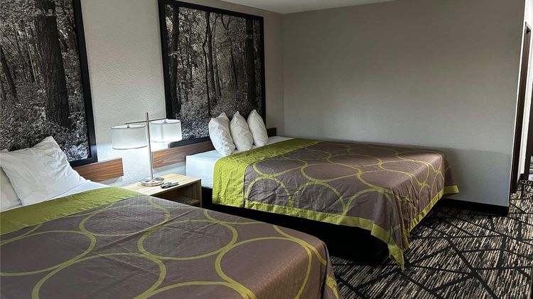 Super 8 Pella Room