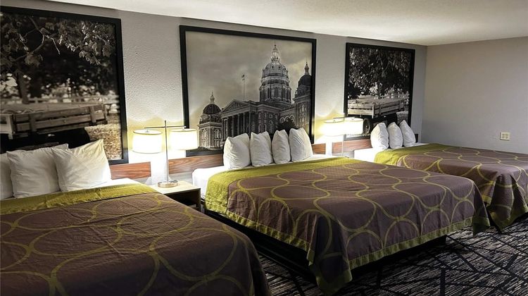 Super 8 Pella Room