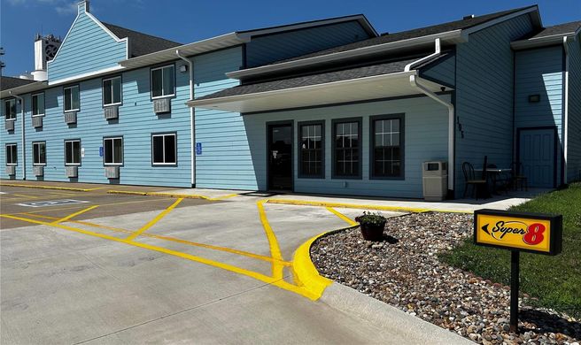 Super 8 Pella Exterior