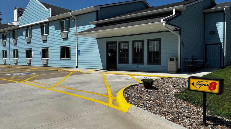 Super 8 Pella Exterior