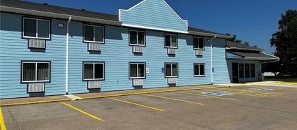 Super 8 Pella Exterior