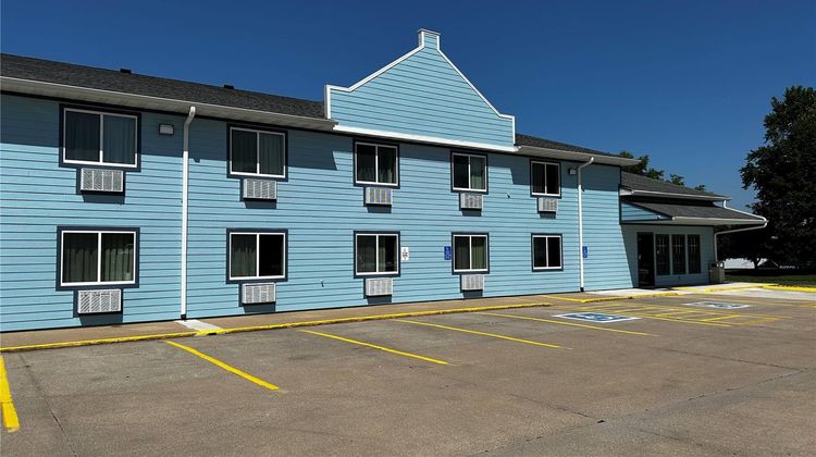 Super 8 Pella Exterior