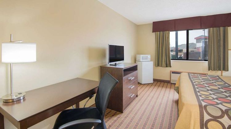 Super 8 Story City Room