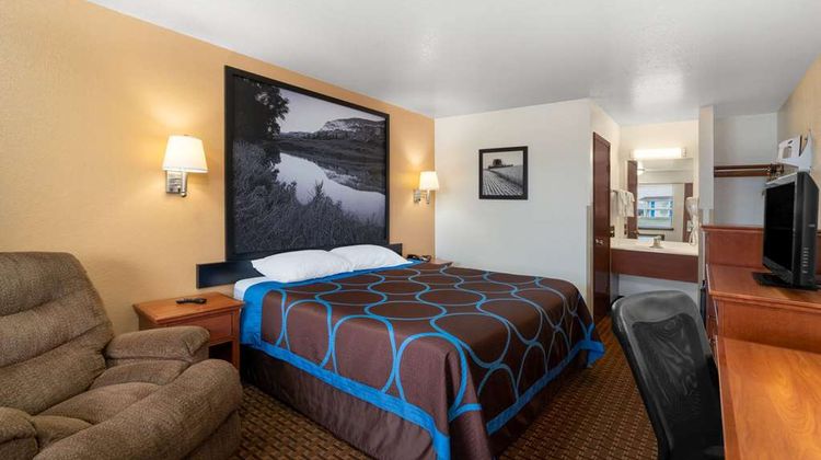 Super 8 Goodland Room