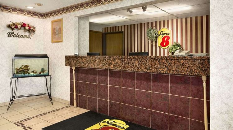 Super 8 Cameron Lobby