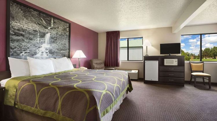 Super 8 Cameron Suite