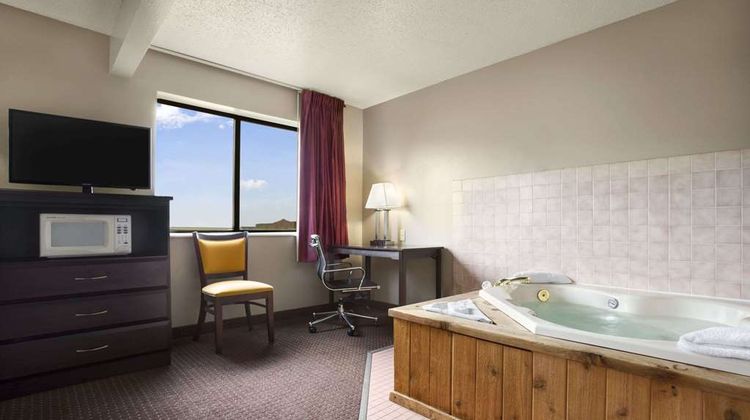 Super 8 Cameron Suite