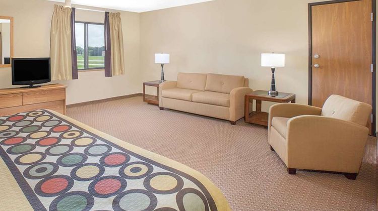 Super 8 Mt Pleasant Suite